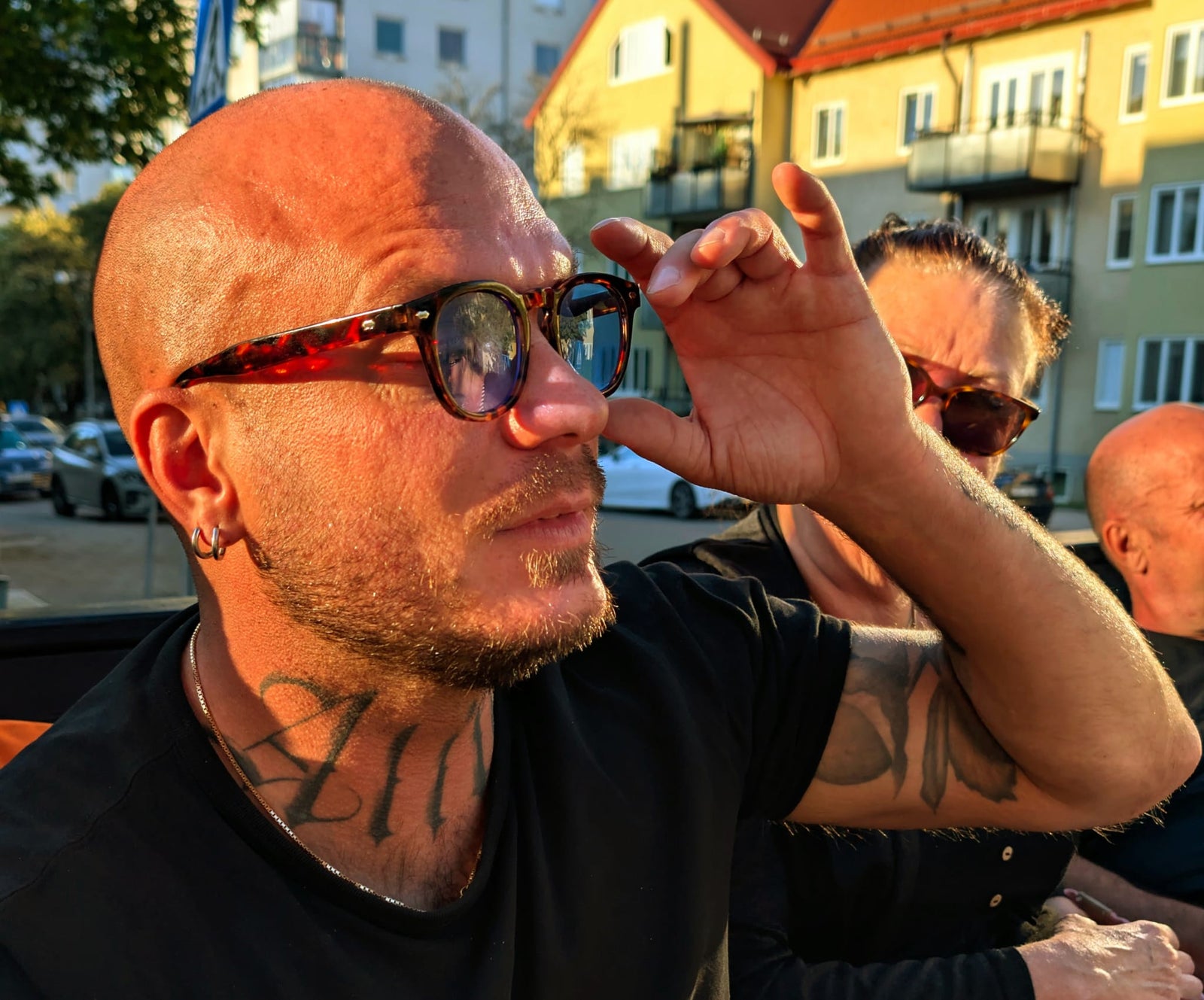 Why Simon Chooses Daily Contact Lenses in Summer