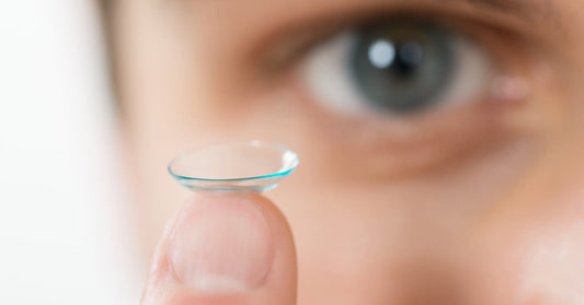 Close-up van een contactlens op een vinger